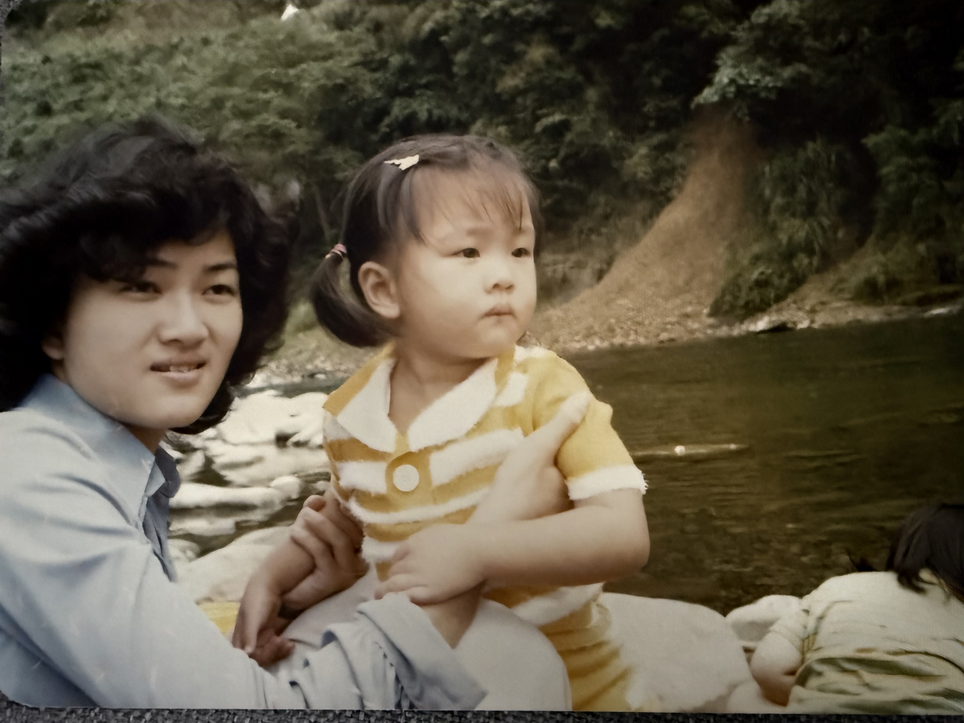 Cindy Keyes as a child with her mother